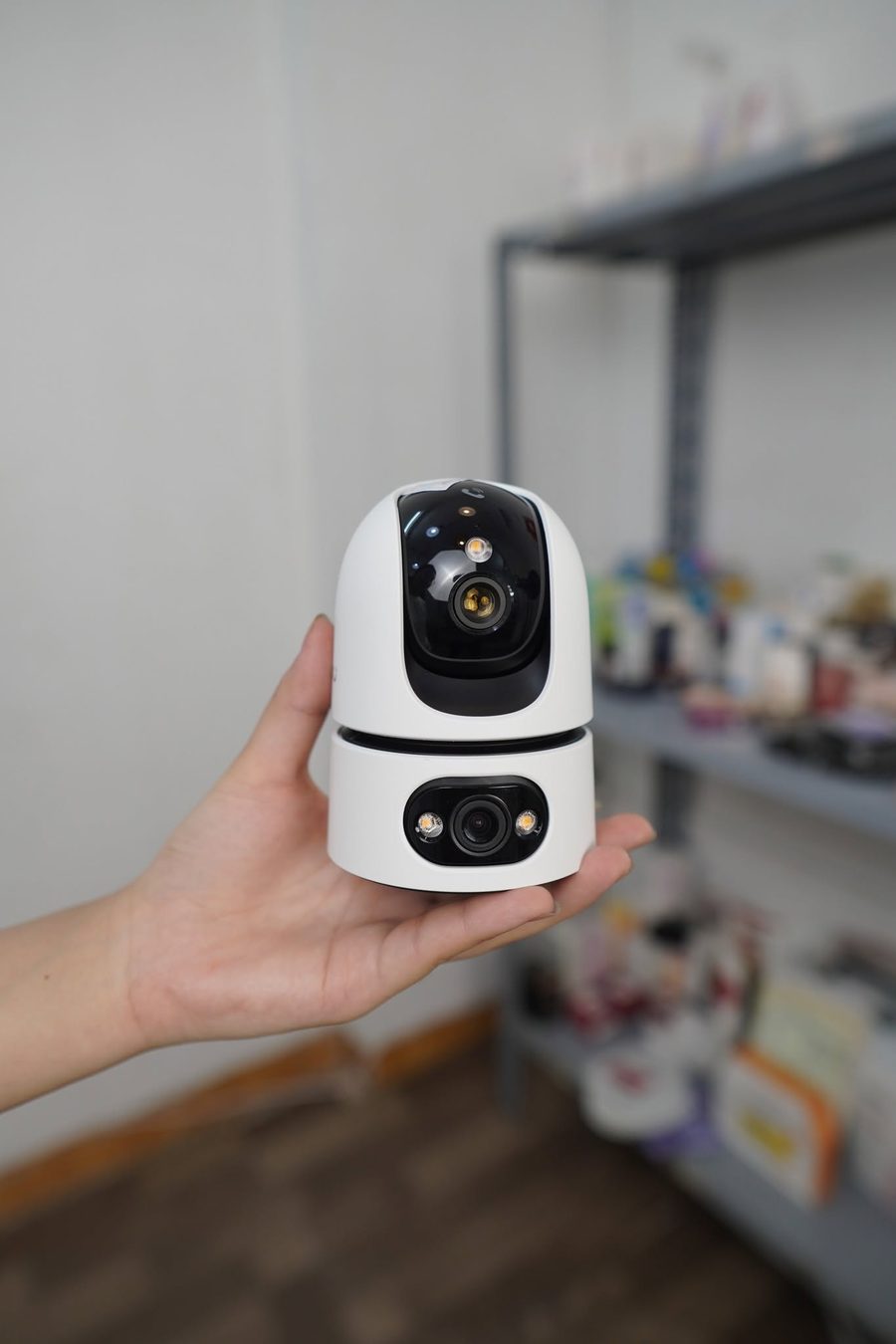 Camera đóng hàng Imou Ranger Dual Pro 2 mắt cầm trên tay, kích thước nhỏ gọn