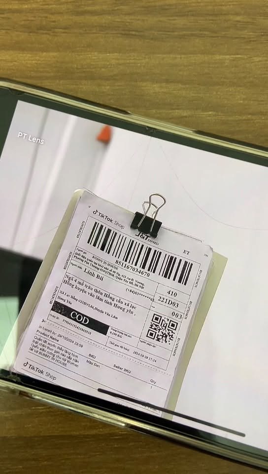 Điện thoại xem luồng video từ mắt PT Lens của camera Imou, tem vận đơn TikTok Shop J&T đọc rõ trong khung hình