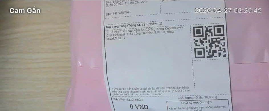 Khung hình camera đóng hàng zoom cận đọc rõ tem SPX Shopee, dùng làm đoạn mở đầu clip 1 phút gửi Shopee