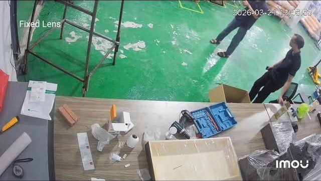 Khung hình mắt cố định (Fixed Lens) của camera Imou bao quát cả mặt bàn và khu vực xung quanh trong một khung rộng