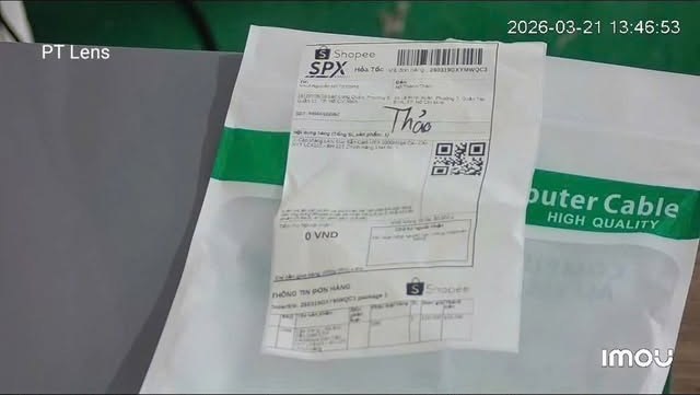 Khung hình mắt zoom camera đóng hàng chĩa vào ô tem, đọc rõ mã vận đơn Shopee SPX, có timestamp