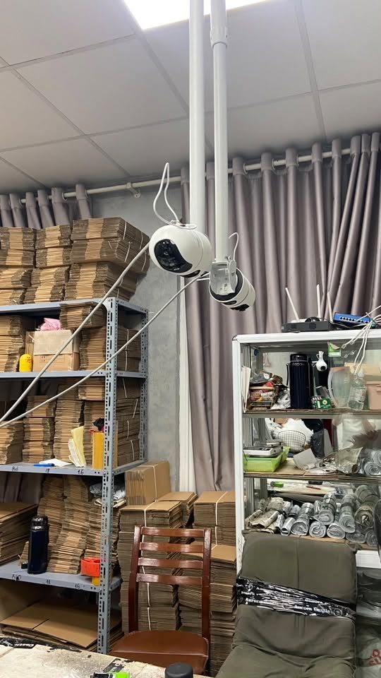 Camera đóng hàng lắp cho bàn đóng gói trong kho hàng nhỏ có kệ thùng carton