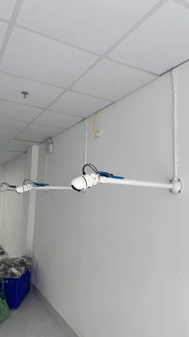 Camera đóng hàng lắp trên tay treo vươn từ tường, dây đi trong ống gen gọn gàng